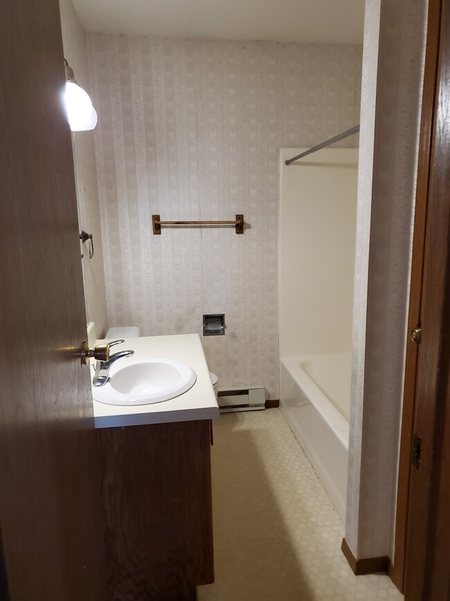 Upstairs Bath - 1320 35th Ave S