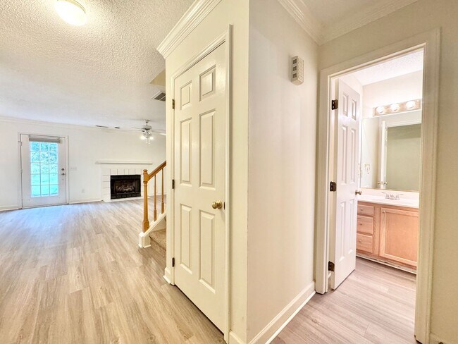 Building Photo - 3 BR Townhouse w/ Garage in Adams Farm