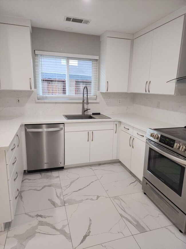 Building Photo - 1609 Cashmere Dr
