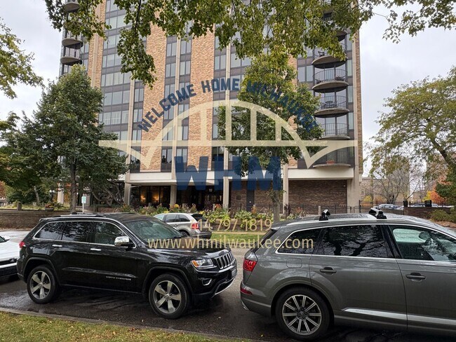 Building Photo - 929 N Astor St