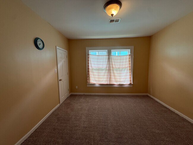 Building Photo - 5 Bedrooms, 2 Bathrooms - Home in East Rome!