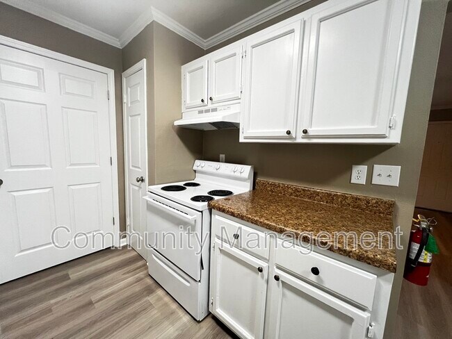 Building Photo - 2150 N Sherwood Forest Dr