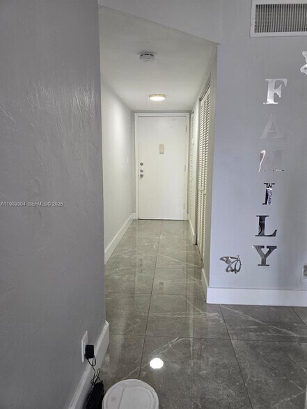 Building Photo - 13715 Kendale Lakes Cir