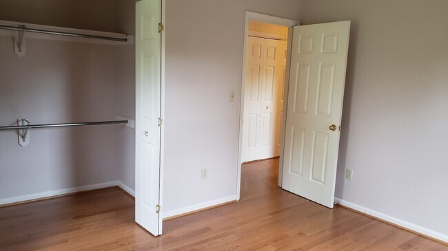 Building Photo - 1542 Surry Hill Ct