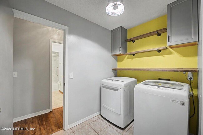 Building Photo - 8472 Bandera Cir W