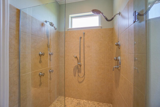 Building Photo - FOUR BEDROOM HOUSE IN LACAMAS SHORES WINTE...