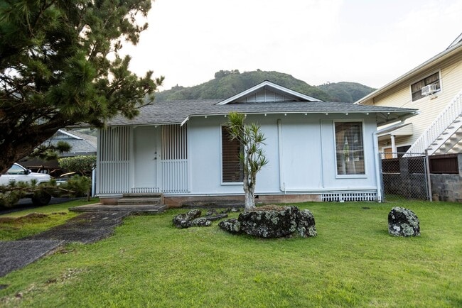 Building Photo - Well Maintained home in Manoa Valley, 3 bedrooms, 2 baths