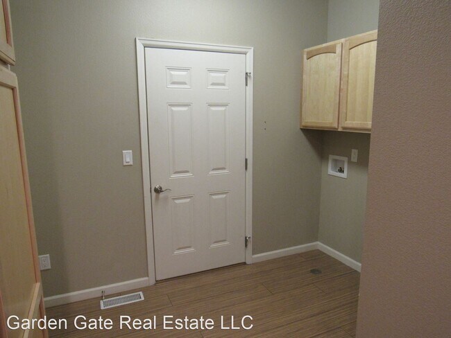 Building Photo - 3 br, 2 bath House - 841 Recluse