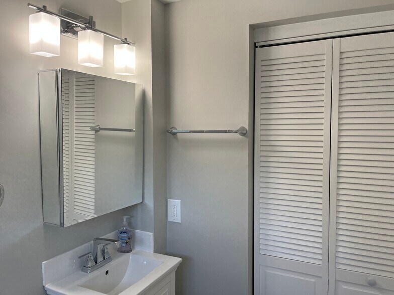 Building Photo - 386 Main St