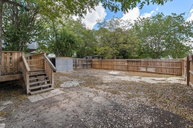Building Photo - 204 Lessin Ln