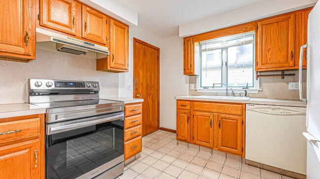 Building Photo - 46 Millis St