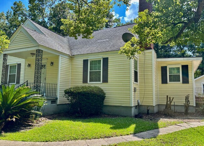 Building Photo - Available now. WATER & SEWER INCLUDED! Gre...