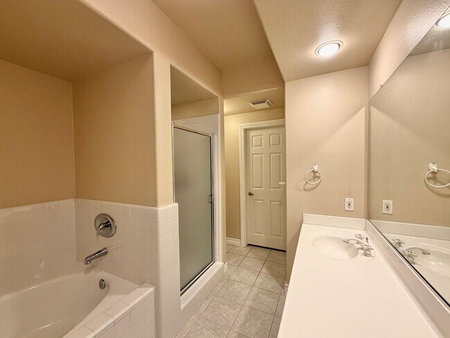 Building Photo - Gorgeous Two Bedroom in La Jolla with Two Garages!