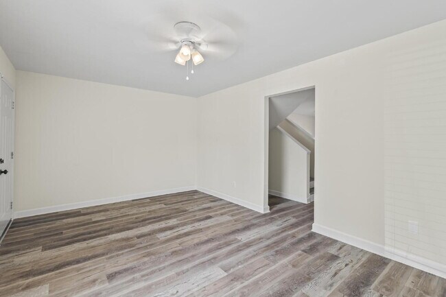 Building Photo - "Charming 2-Bedroom Townhouse Retreat with...