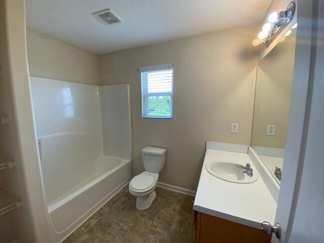 Building Photo - BRIDGEWATER HOME WITH FENCED IN YARD! PRE-...