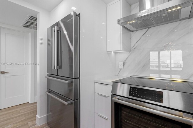 Building Photo - 5701 Collins Ave