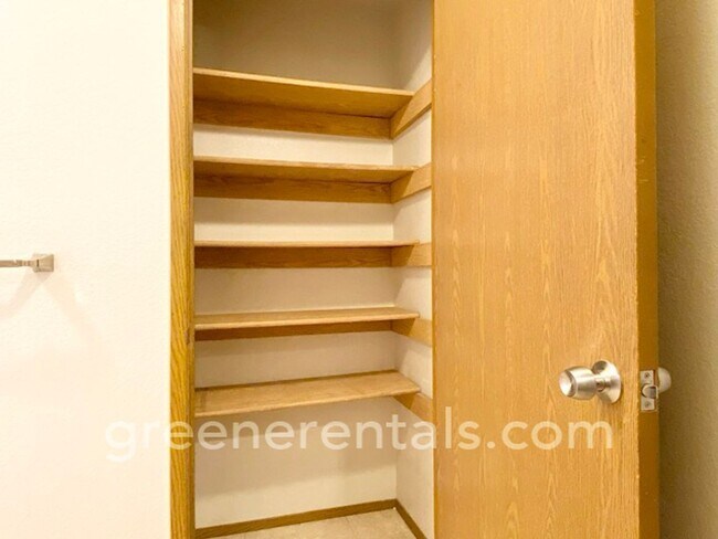 Building Photo - Quaint 2BR 1.5BA Condo in the Vineyards