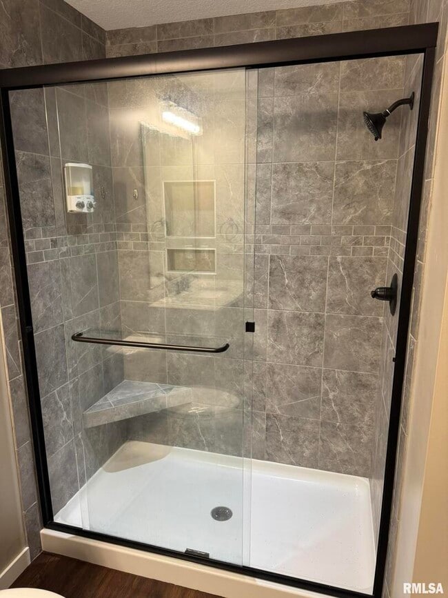 Building Photo - 18 Elmwood Dr