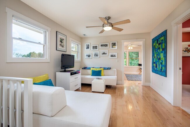 Building Photo - Charming Modern Home in Kenilworth
