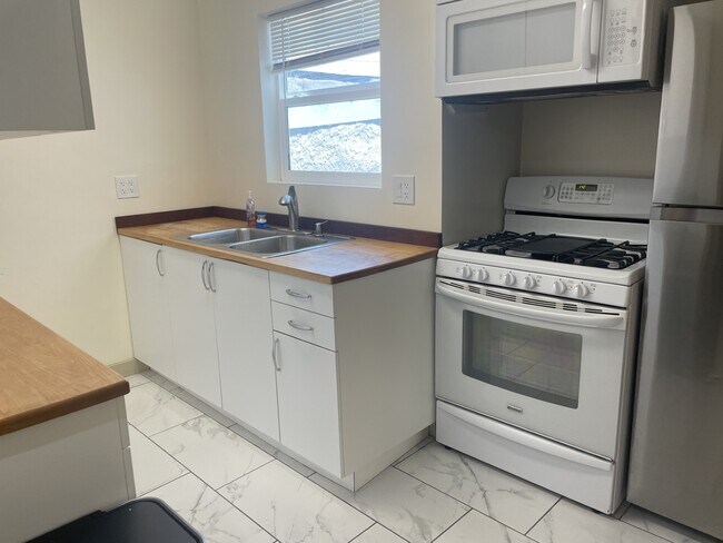 Building Photo - 515 Bellevue Pl