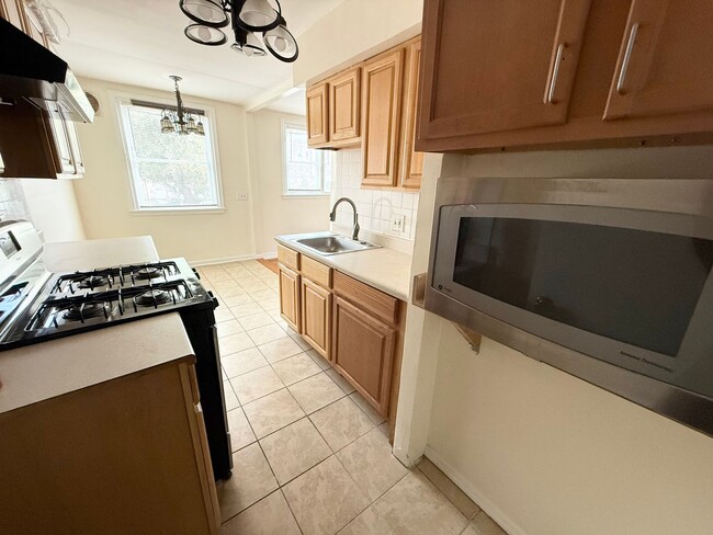 Building Photo - Gorgeous 3-Bed Townhome in Lawncrest! Available NOW!