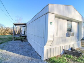 Building Photo - Close to downtown Pulaski!