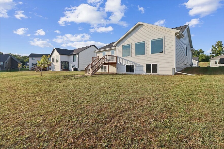 Building Photo - 520 Meadows Ct