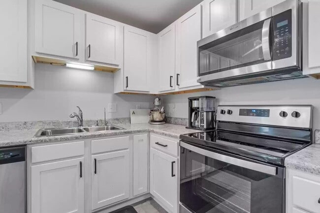 Building Photo - 82 American Ct