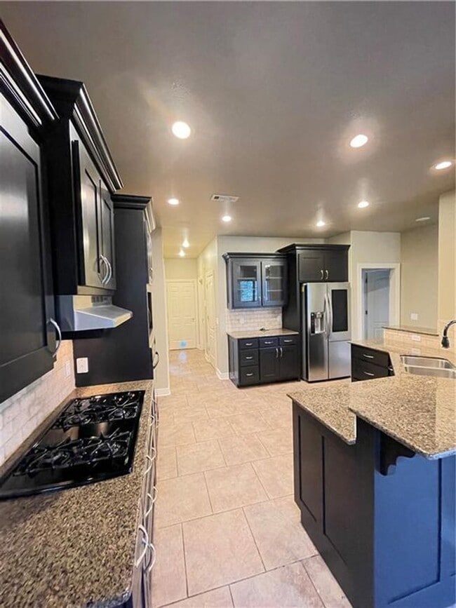 Building Photo - Large 4 bedroom home in established neighborhood