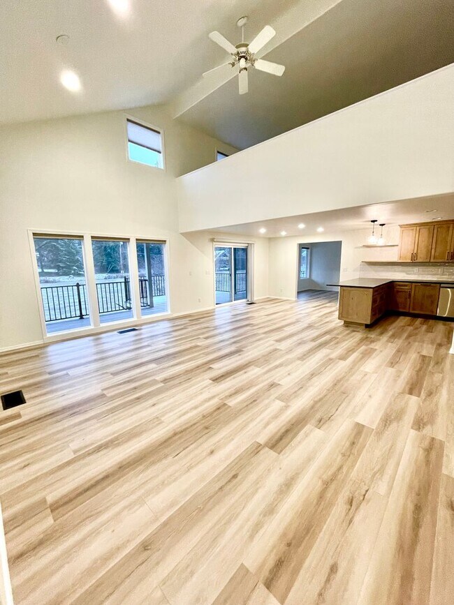 Building Photo - Stunning Riverfront Home in Sun Country