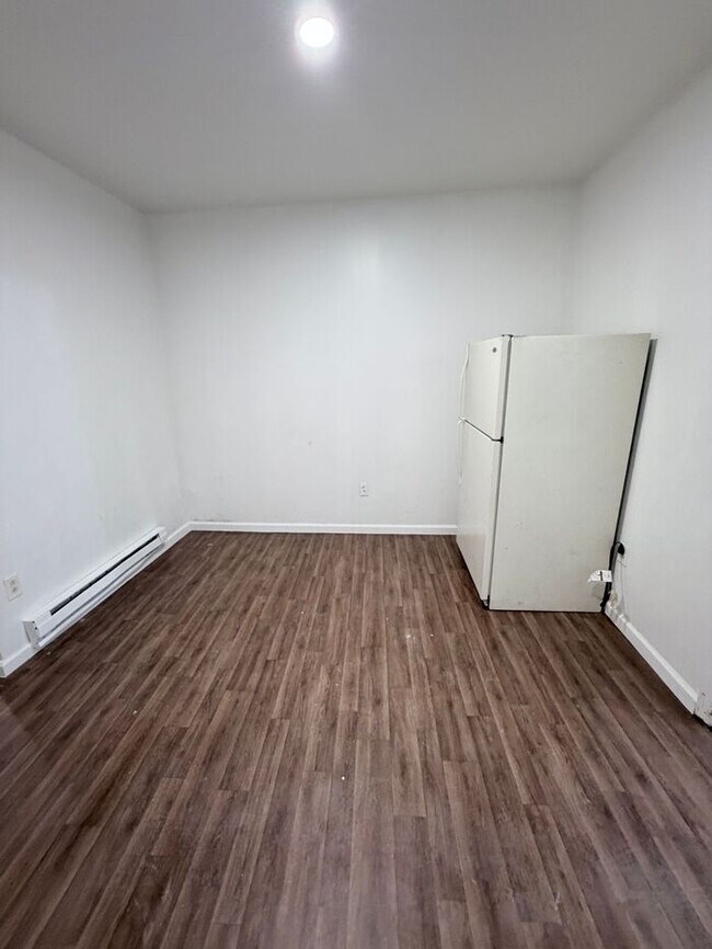Building Photo - Inspected and Approved 3 Bedroom 1 Bath w PARKING & Appliances