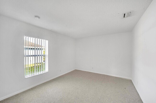 Building Photo - 446 SW S Quick Cir