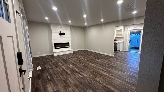 Building Photo - 340 SE 26th Ave