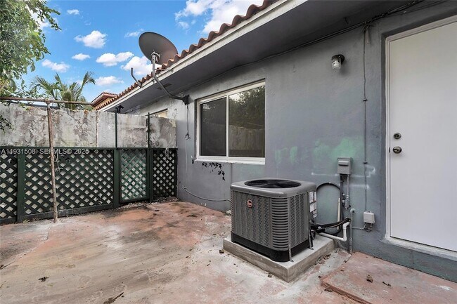 Building Photo - 634 SW 10th St