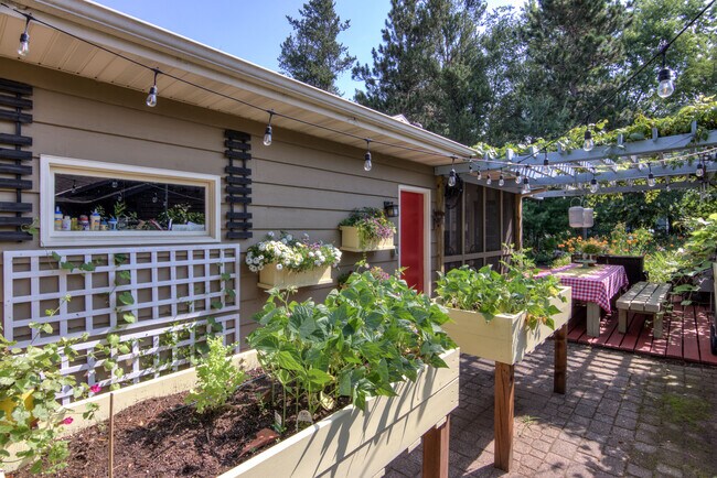 Raised Garden Beds - 3373 Whispering Pines Ln