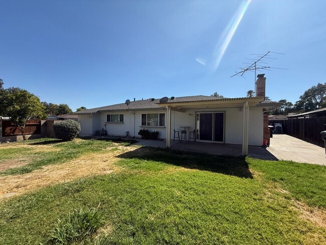 Building Photo - 3 bed 2 bath home available now!