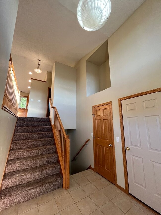 Building Photo - 5 bed 3 bath house for rent