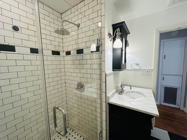 Building Photo - Absolutely gorgeous, remodeled home in beautiful location in Midtown Tulsa