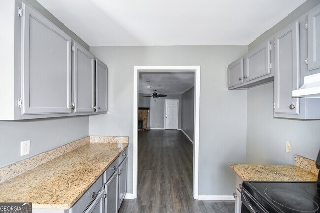 Building Photo - 735 Oak Dr