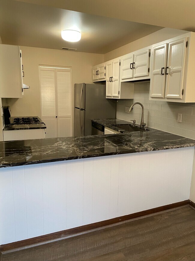 kitchen - 93 Park Ave