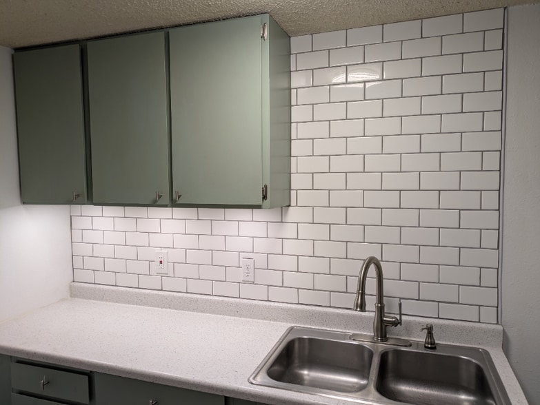 Building Photo - 1220 SW E Ave