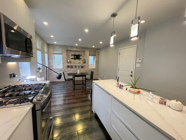 Building Photo - 3230 N Elston Ave