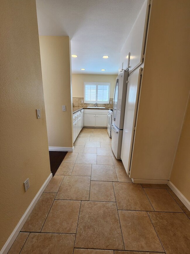 Building Photo - Bright & Beautiful Home Nestled Near Nature and Conveniences