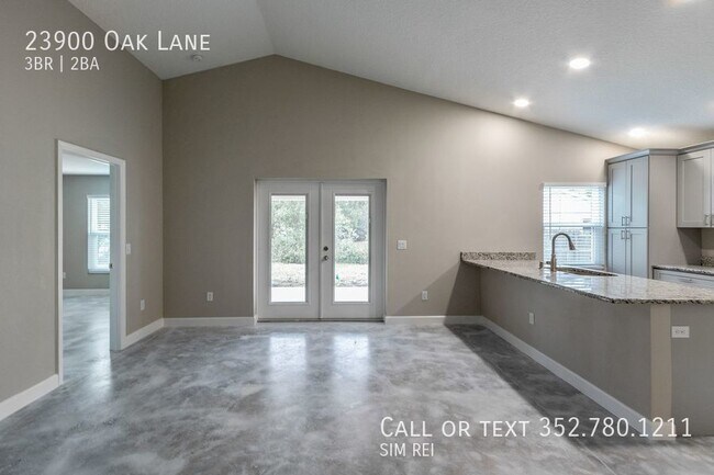 Building Photo - Sorrento 3/2 with Grand Master Suite!