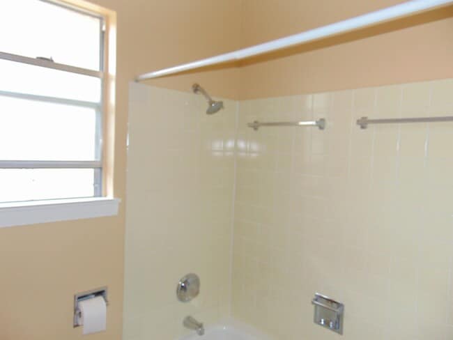Building Photo - 118 E Pine Dr