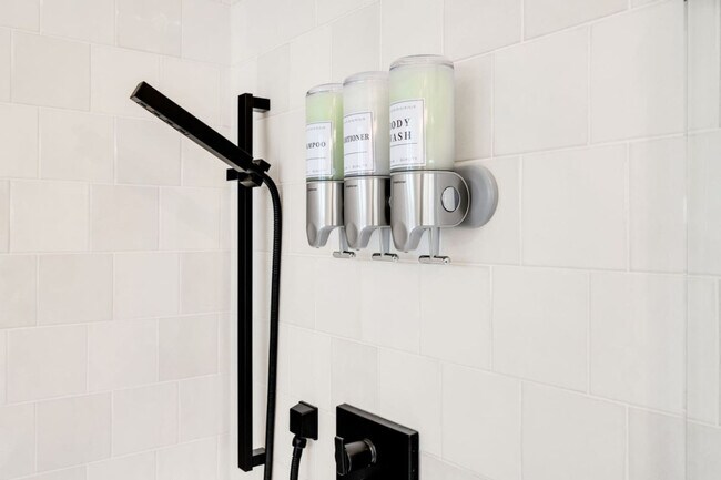 Building Photo - 823 NE 70th St