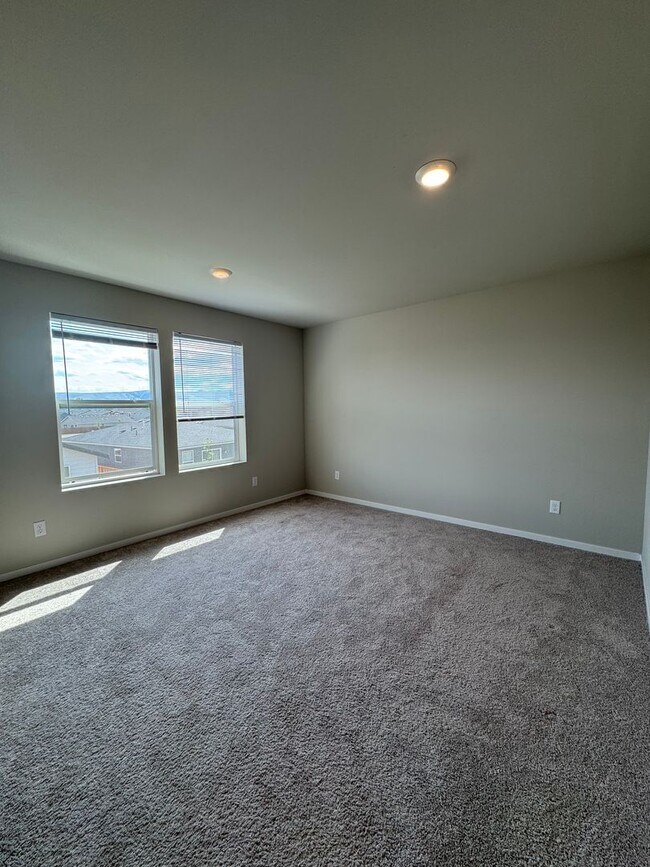 Building Photo - HUGE NEW PET FRIENDLY