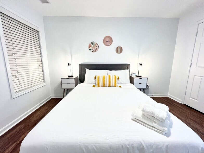 Building Photo - 6009 Mock Ives Ct NE