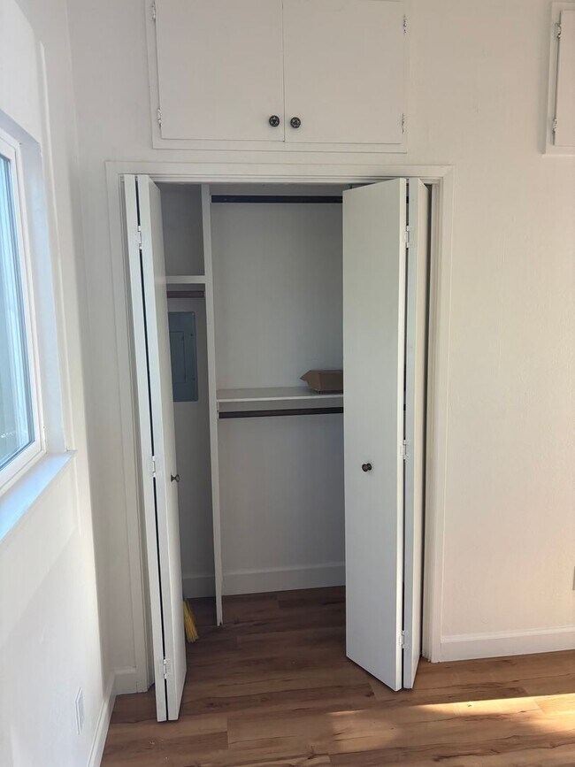 Building Photo - 309 King St