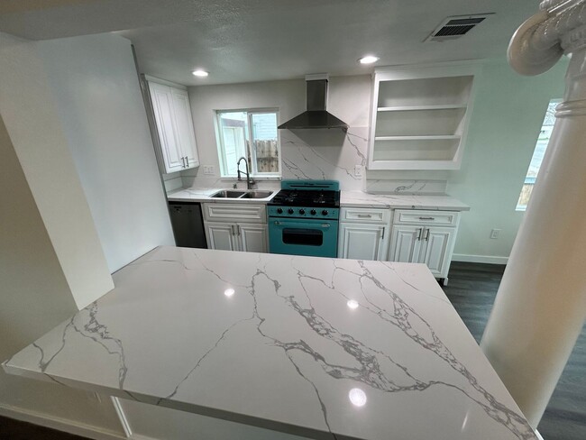 Building Photo - 3 Bedroom/2 Bath Home Located in Modesto